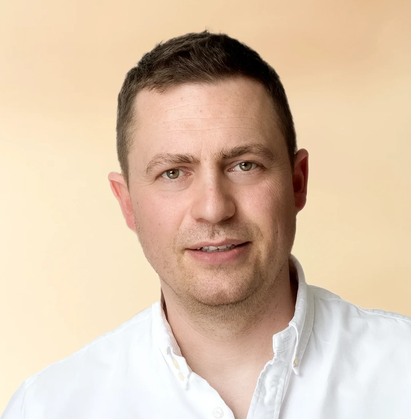 Porträt-Foto von Tobias Schönfeld